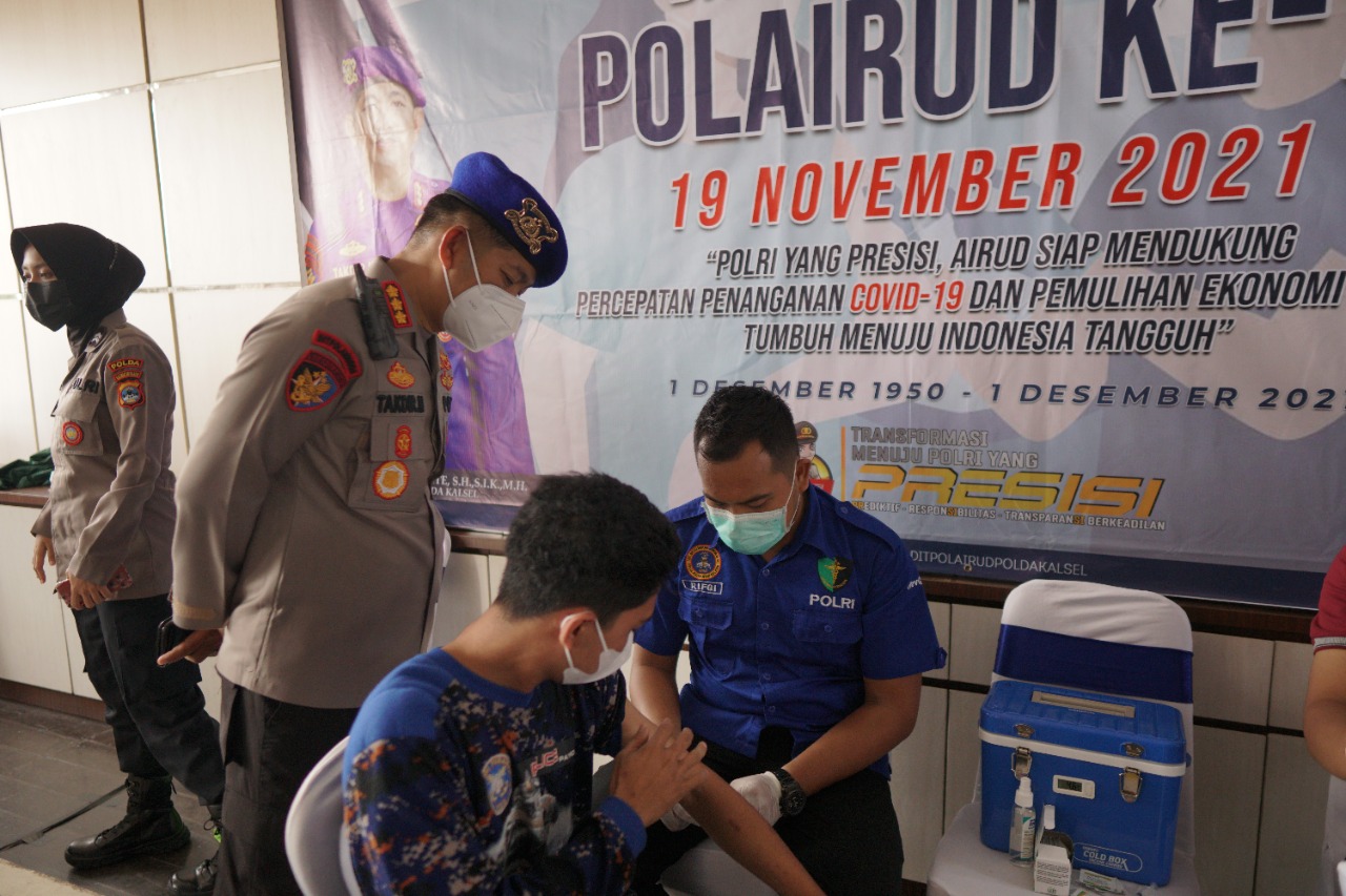 Ditpolairud Polda Kalsel menggelar vaksinasi covid-19 dan sekaligus bakti sosial.