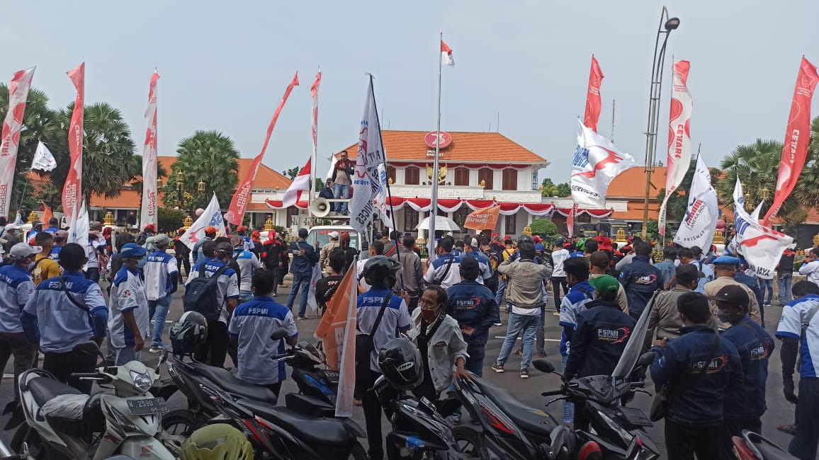 Ribuan buruh yang tergabung dalam FSPSI Jawa Timur menggelar aksi demo di Gedung Negara Grahadi Surabaya.