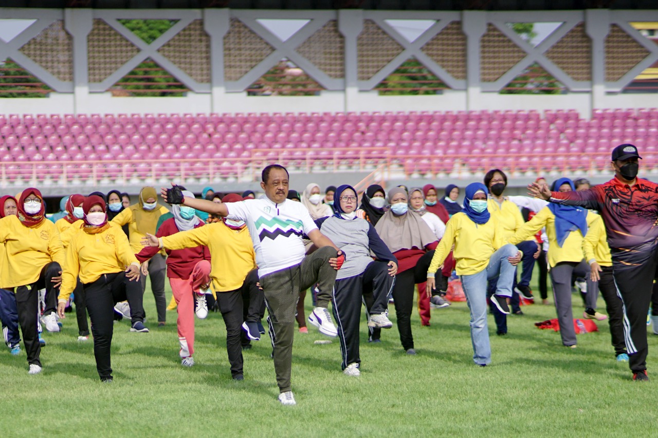 Wawali Armuji senam bareng ratusan kader kesehatan se-Kecamatan Wonokromo di Lapangan Thor Rabu (24/11) pagi.