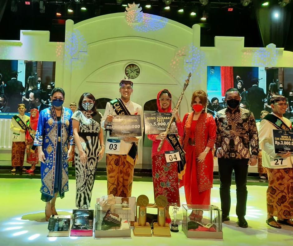 Dewan Kehormatan Paguyuban Cak dan Ning Surabaya Hadrean Renanda (dua dari kanan) saat menghadiri malam Grand Final Pemilihan Cak dan Ning Surabaya Tahun 2021.