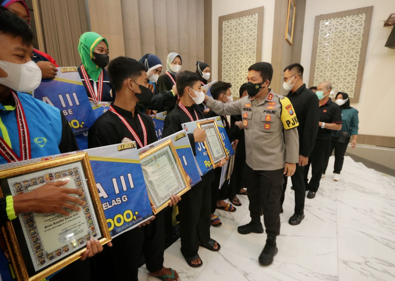 Kapolda Jawa Timur Irjen Pol Nico Afinta menyapa para juara turnamen Pencak Silat Remaja Piala Kapolda Jatim.