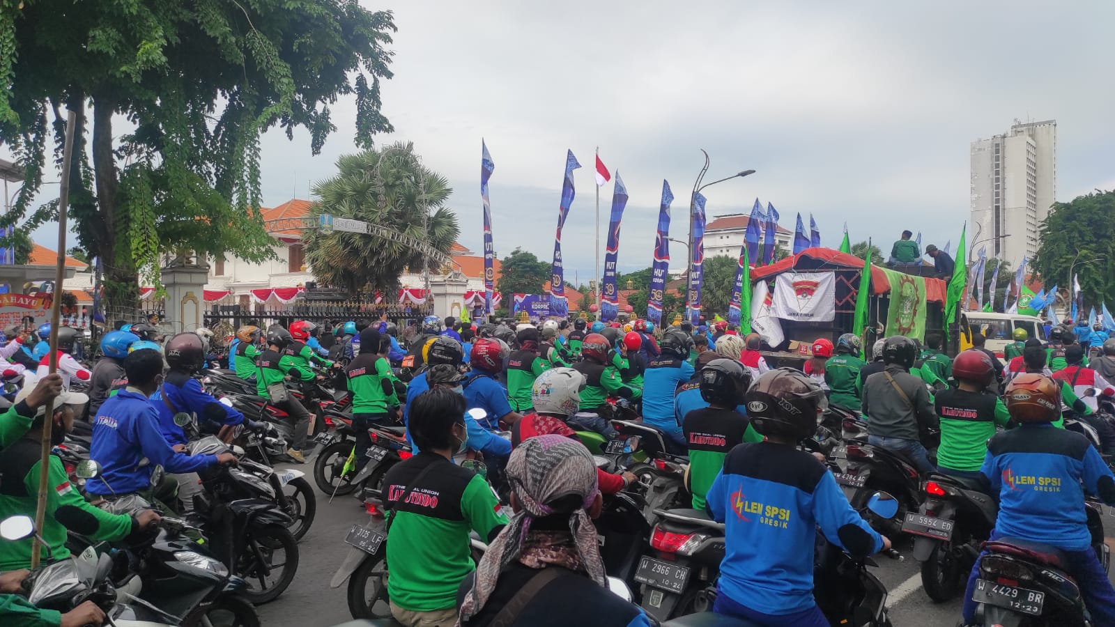 Suasana demo para buruh di Kantor Gubernur Jatim. (IST)