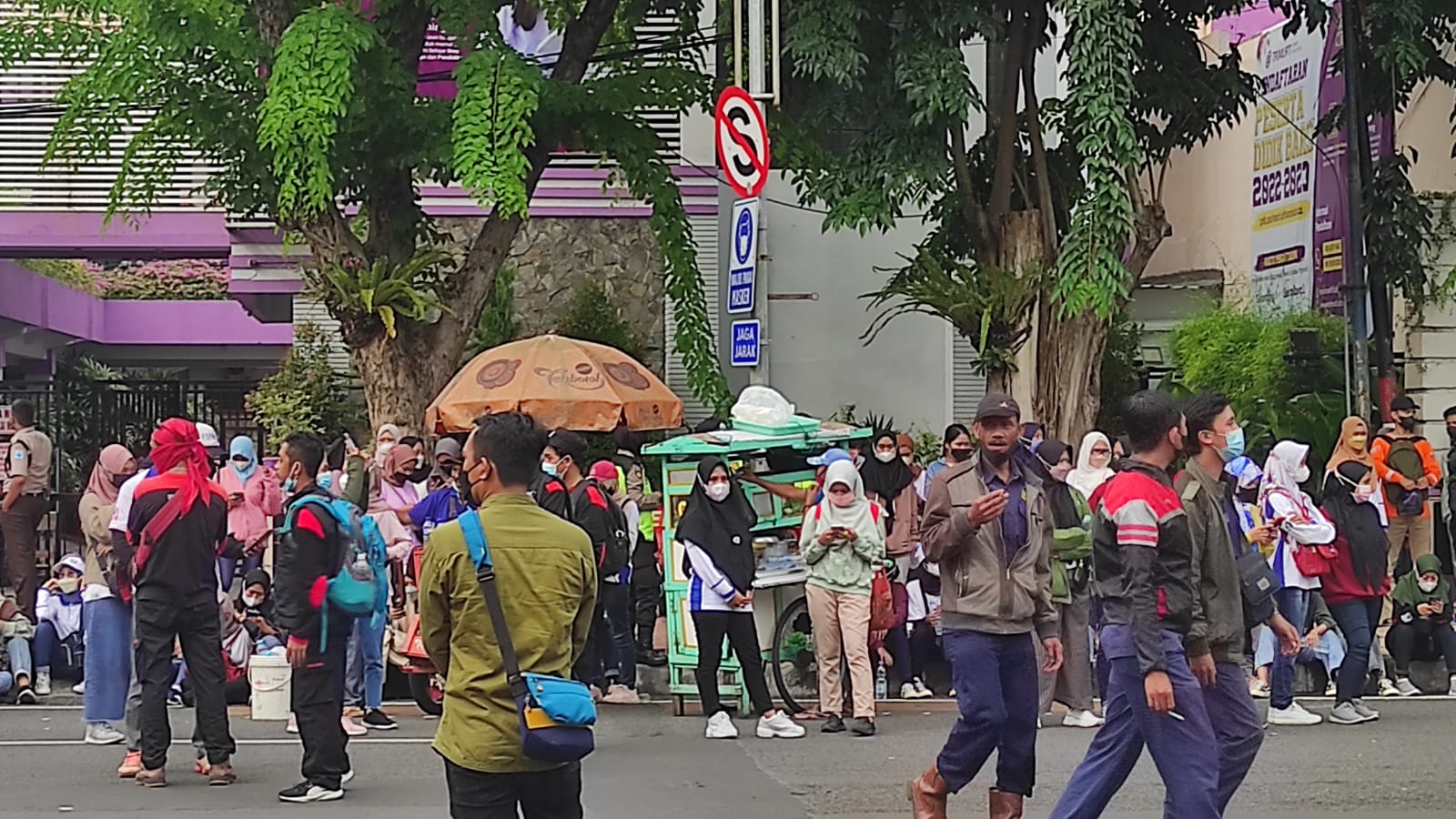 Para PKL yang tengah menjajakan dagangannya di bahu jalan sekitar kawasan Kantor Gubernur Jawa Timur laris pelanggan.