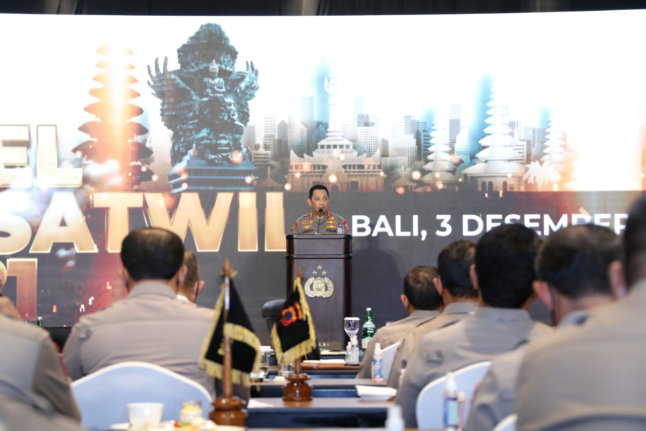 Kapolri saat memberikan pengarahan Apel Kasatwil, Jumat (3/12) malam.