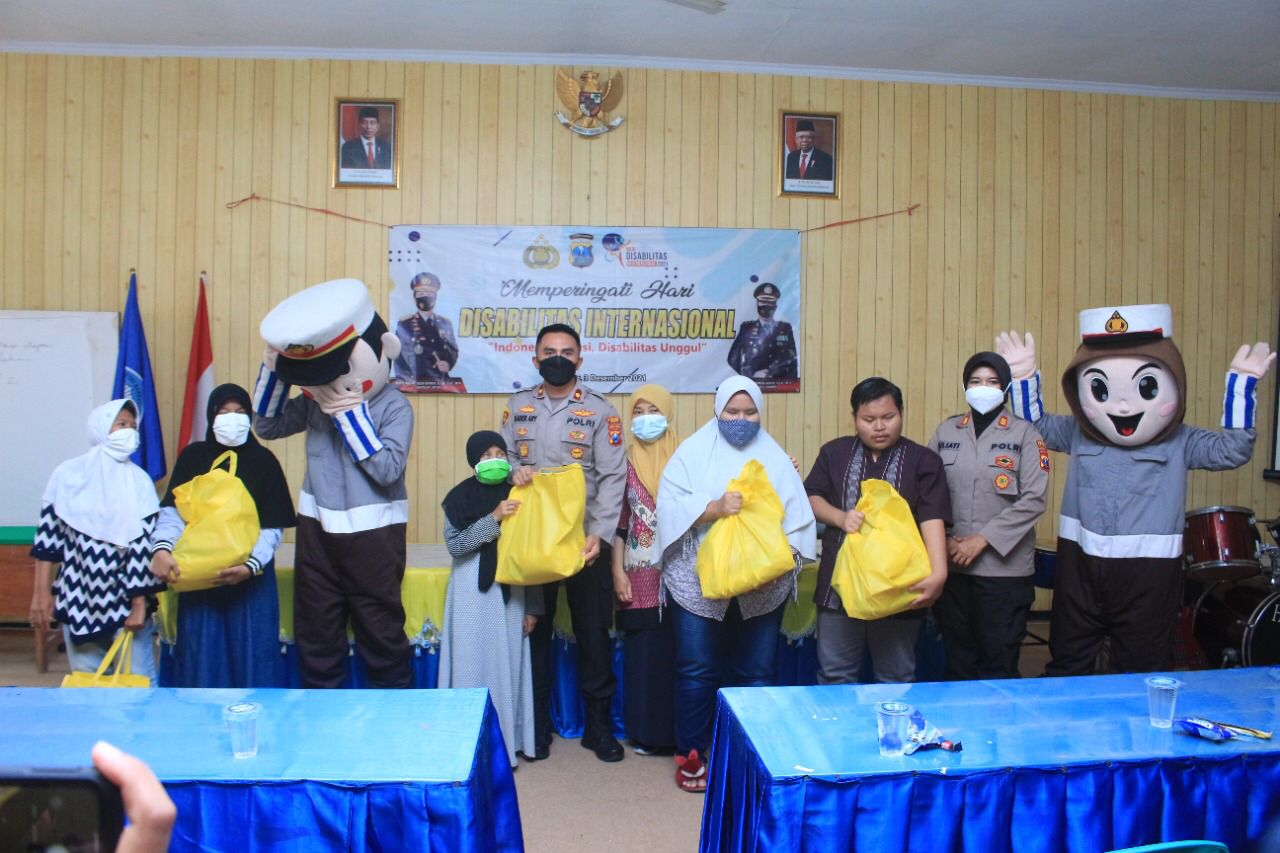 Polres Jember berikan kejutan kepada Siswa SLB Negeri Branjangan yang terletak di Kelurahan Bintoro Kecamatan Patrang Kabupaten Jember, Jum’at siang (03/12/2021).