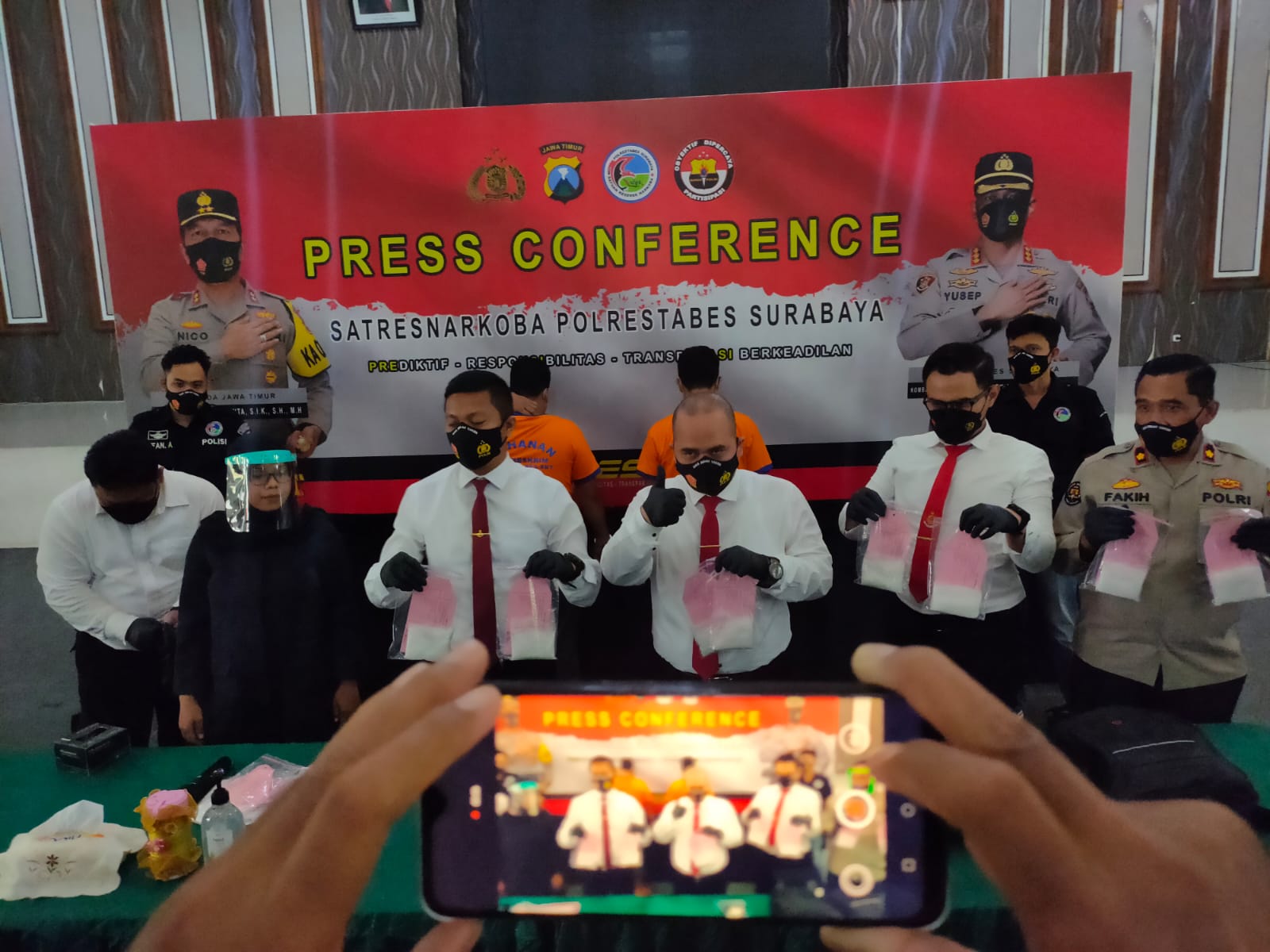 Dua kurir yang diamankan Polrestabes Surabaya.