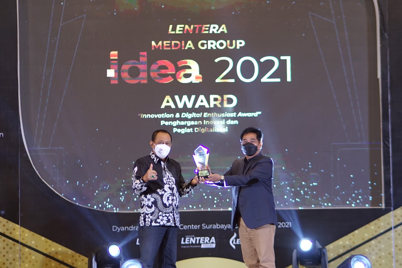 Wakil Wali Kota Surabaya Armuji saat menerima penghargaan IDEA 2021 yang diberikan oleh ketua tim ahli Suko Widodo, Minggu (5/12/2021).