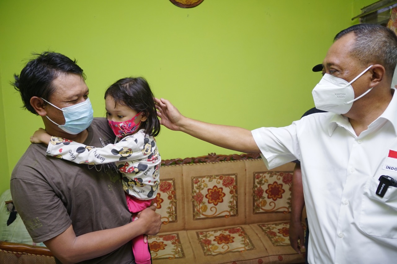 Wawali Surabaya Armuji saat bertemu balita Vania dan orangtuanya.