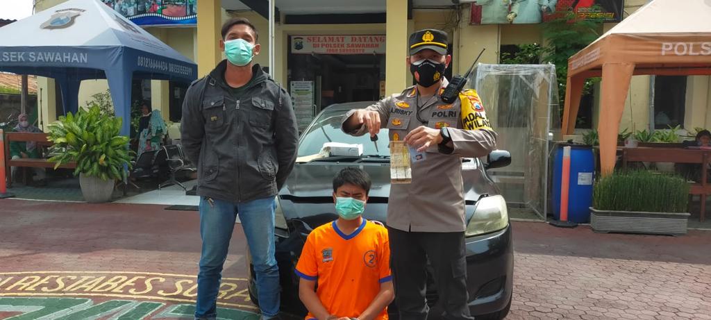 Pelaku diapit polisi di Mapolsek Sawahan.