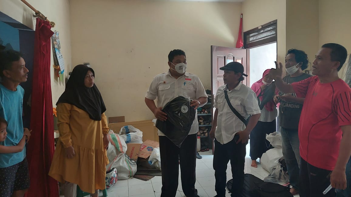 Wakil Sekretaris DPC PDI Perjuangan Kota Surabaya Achmad Hidayat (tengah).