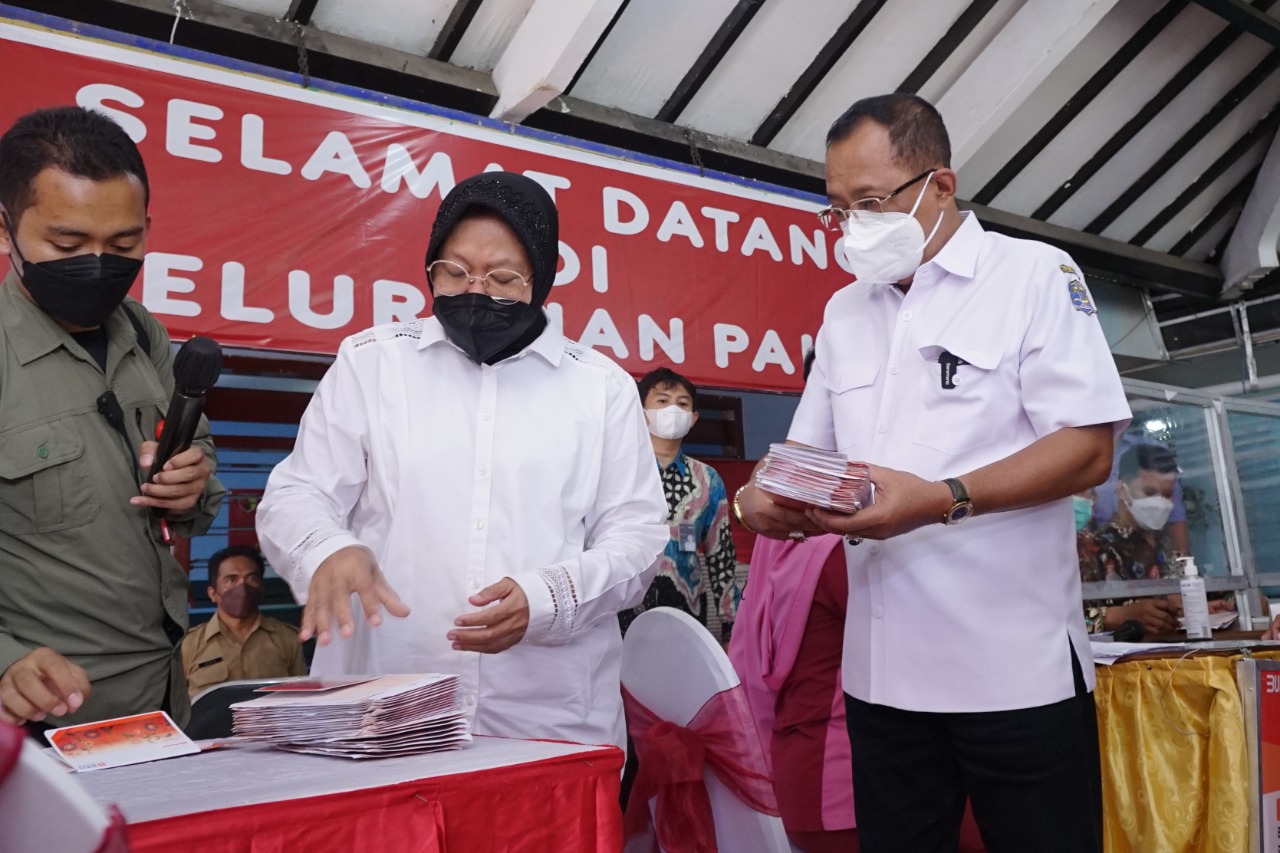 Mensos Risma dan Wawali Surabaya Armuji.