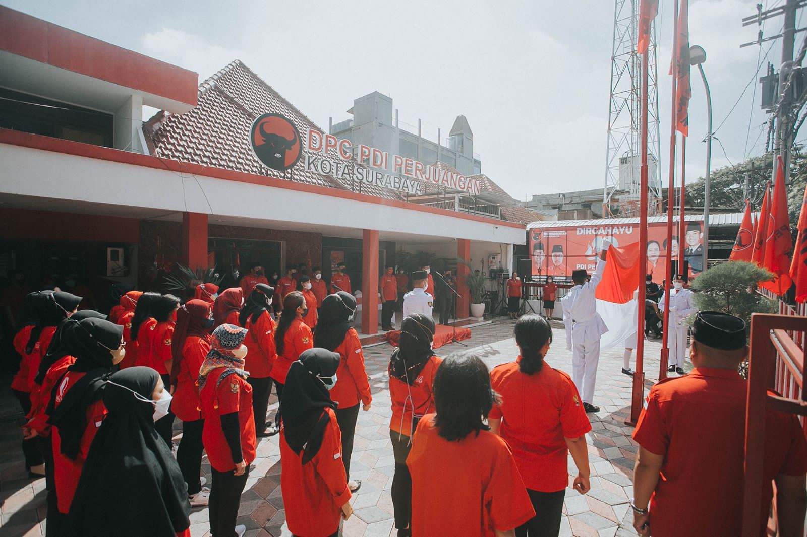 Suasana peringatan HUT PDIP ke-49 di kantor PDIP Surabaya, Jalan Setail, Senin (10/1/2022).