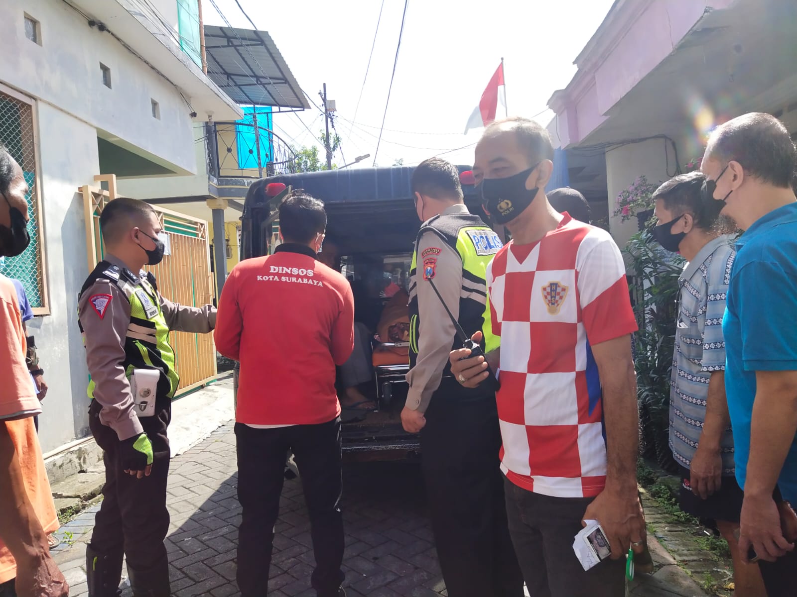 Suasana evakuasi korban dari rumahnya.