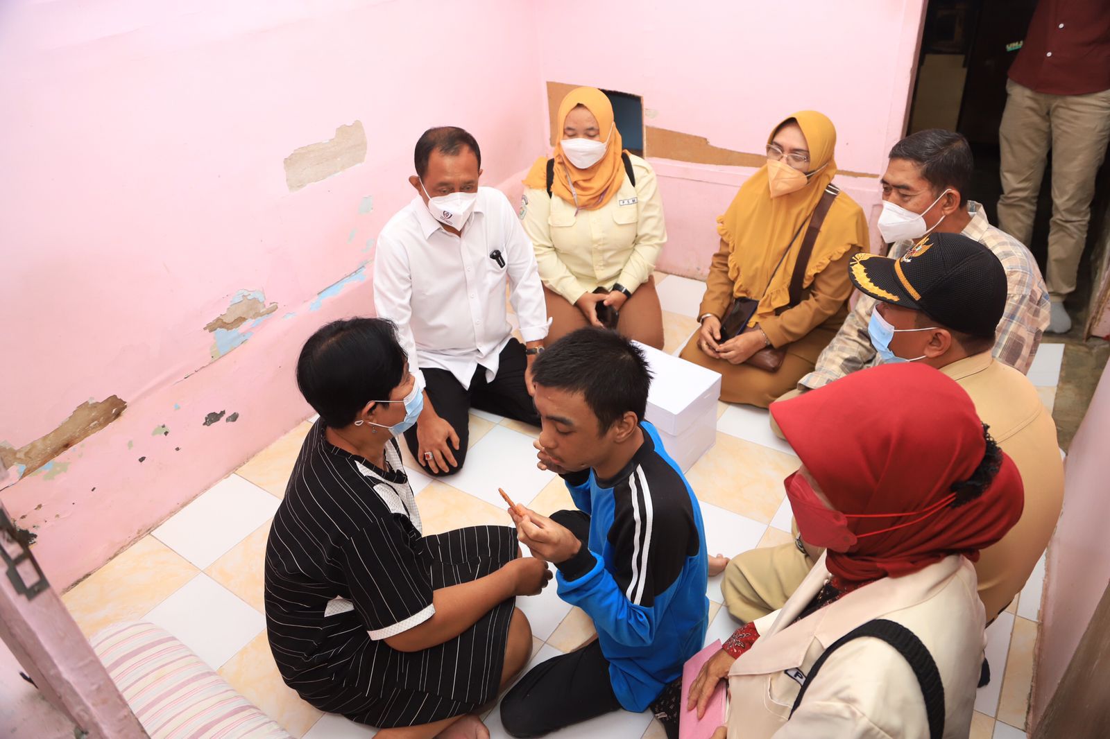 Wakil Walikota Surabaya Armuji saat mengunjungi warga Mojoklanggru yang lumpuh dan berkebutuhan khusus.