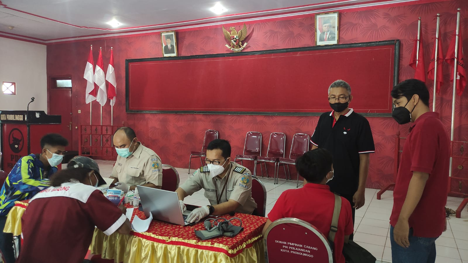 Vaksinasi ketiga atau booster digelar DPC PDI Perjuangan Kota Probolinggo, sebagai bentuk upaya meluasnya penularan virus corona varian omicron