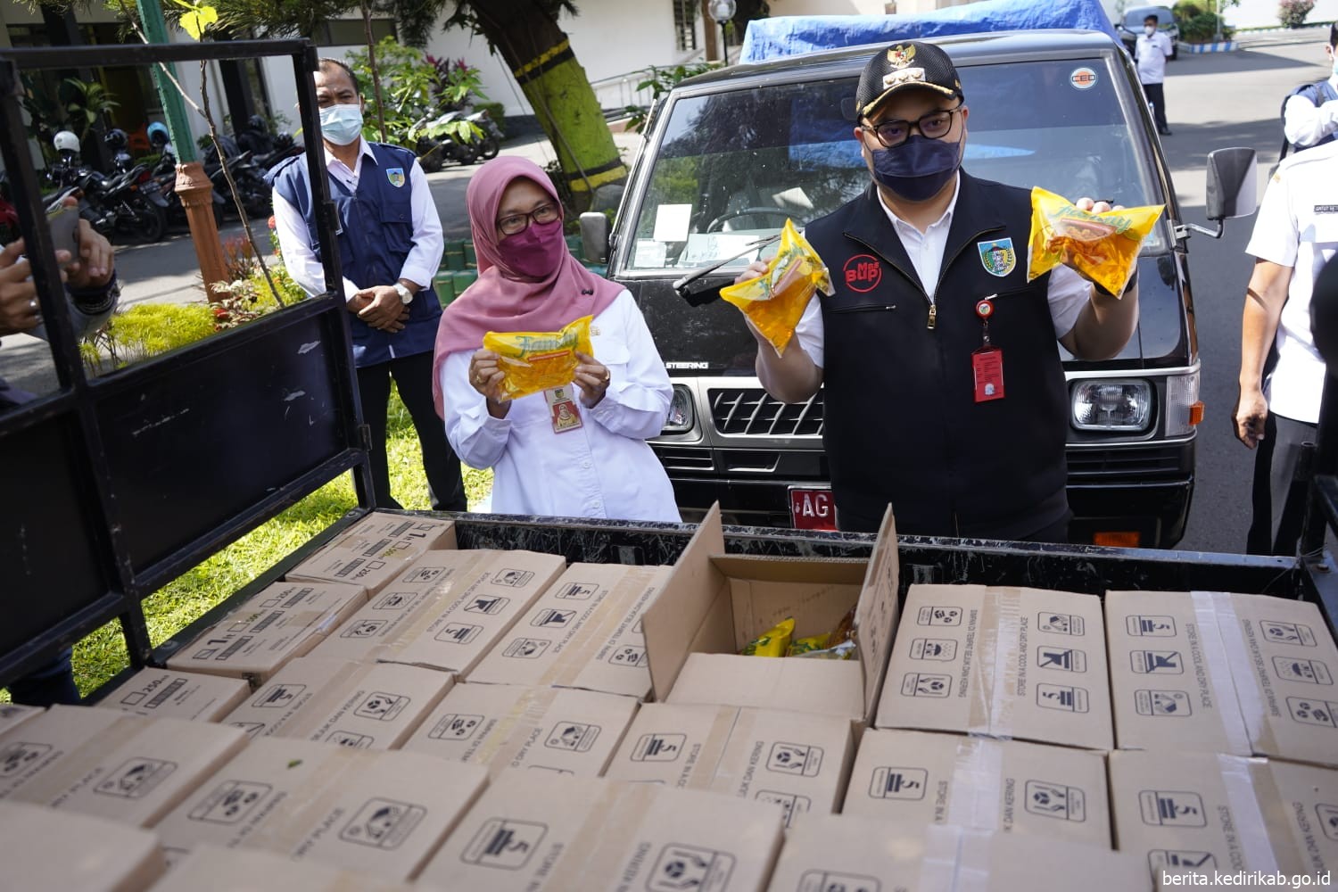 Bupati Kediri Hanindhito Himawan Pramono mendistribusikan 7.200 liter migor ke pasar tradisional.