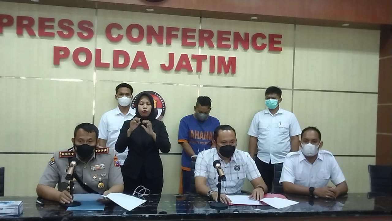pelaku saat berada di ruang konferensi pers di Polda Jatim