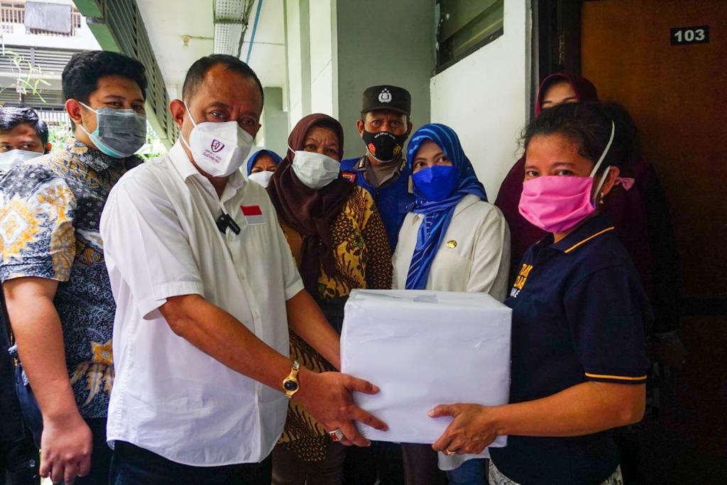 Wakil Walikota Surabaya Armuji saat mengunjungi Tempat tinggal Cahaya dan Raditya.