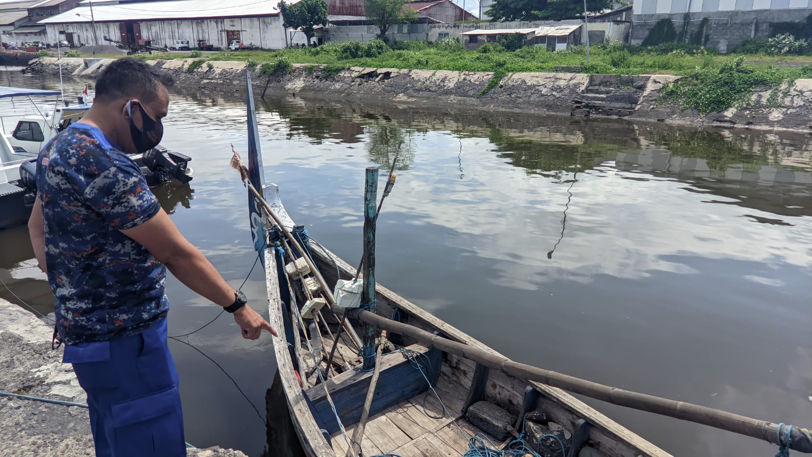Salah satu kapal yang diamankan Satpolair Polres Probolinggo karena menggunakan alat tangkap mini trawl.