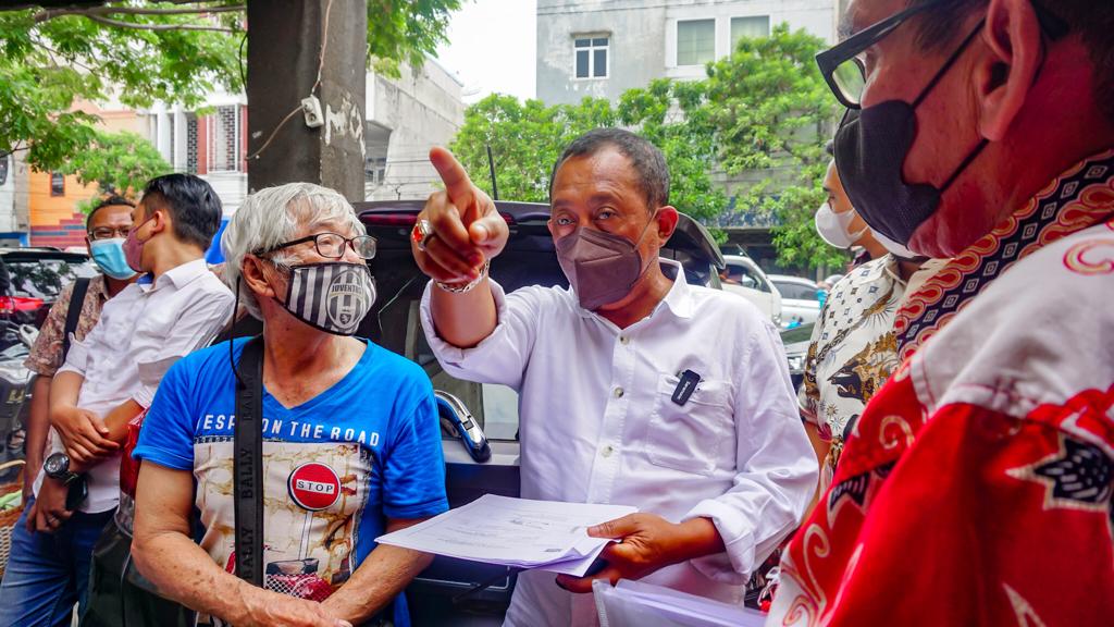 Wakil Walikota Surabaya Armuji saat mendatangi lokasi yang terletak di Jalan Kapasan.