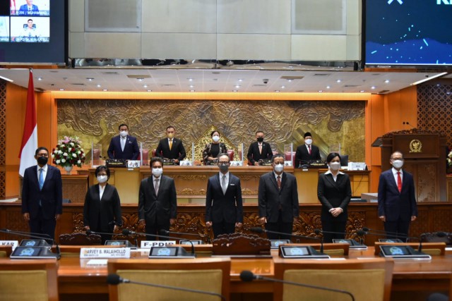 Pimpinan DPR RI Puan Maharani foto bersama dengan 7 calon anggota DK OJK yang terpilih melalui uji kelayakan dan kepatutan oleh Komisi XI DPR RI ditetapkan menjadi Dewan Komisioner OJK periode masa bakti 2022-2027 di Gedung Nusantara II, Senayan, Jakarta.