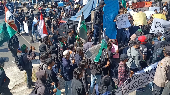 Aksi demonstrasi juga terjadi di Kabupaten Probolinggo, BEM lakukan aksi di depan Kantor Bupati.