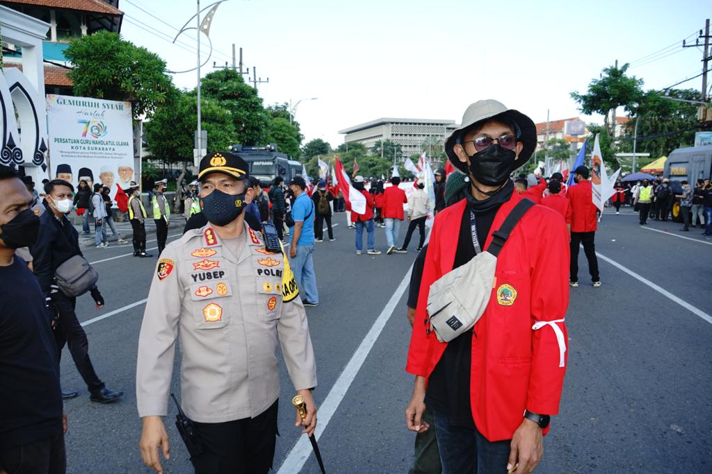 Kapolrestabes Surabaya, Kombes Pol Akhmad Yusep Gunawan saat menemui demonstran,
