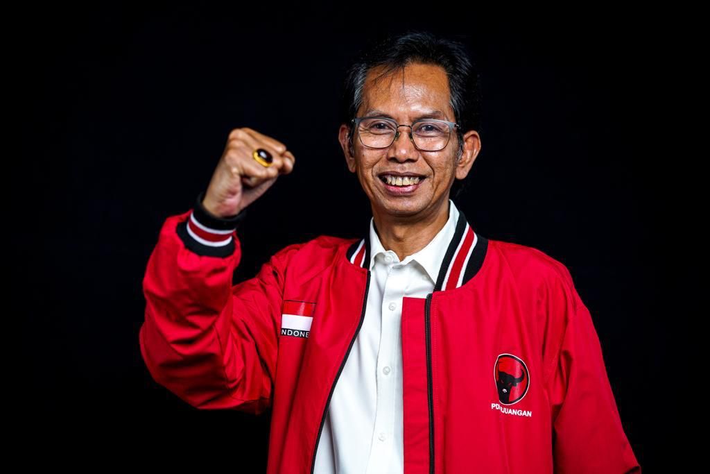 Adi Sutarwijono, Ketua DPC PDI Perjuangan Kota Surabaya.