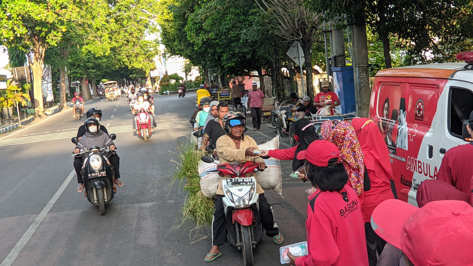 Aksi kader PDI Perjuangan PAC Kanigaran, Kota Probolinggo mendapat antusiasme masyarakat saat bagi-bagi takjil Minggu, (17/04/2022)