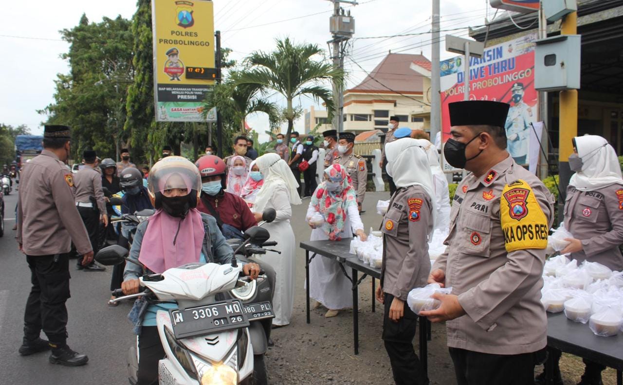 Polres Probolinggo peringati Nuzulul Quran dengan bagi-bagi takjil pada Senin, (18/04/2022).