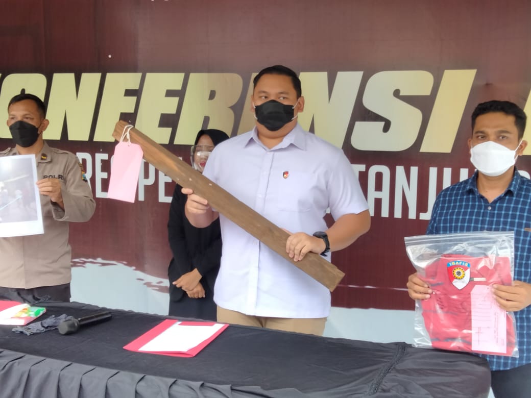 Kasat Reskrim Tanjung Perak pamerkan barang bukti.