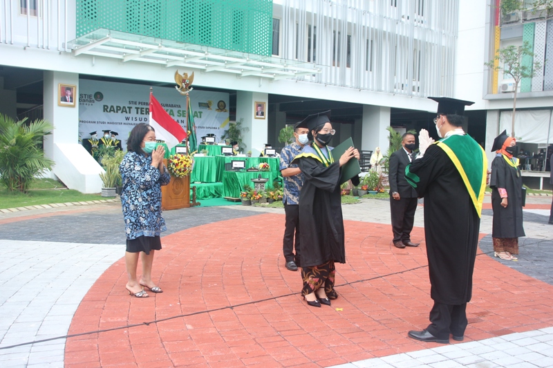 Prosesi wisuda STIE Perbanas Surabaya. | byta/bacasaja.id
