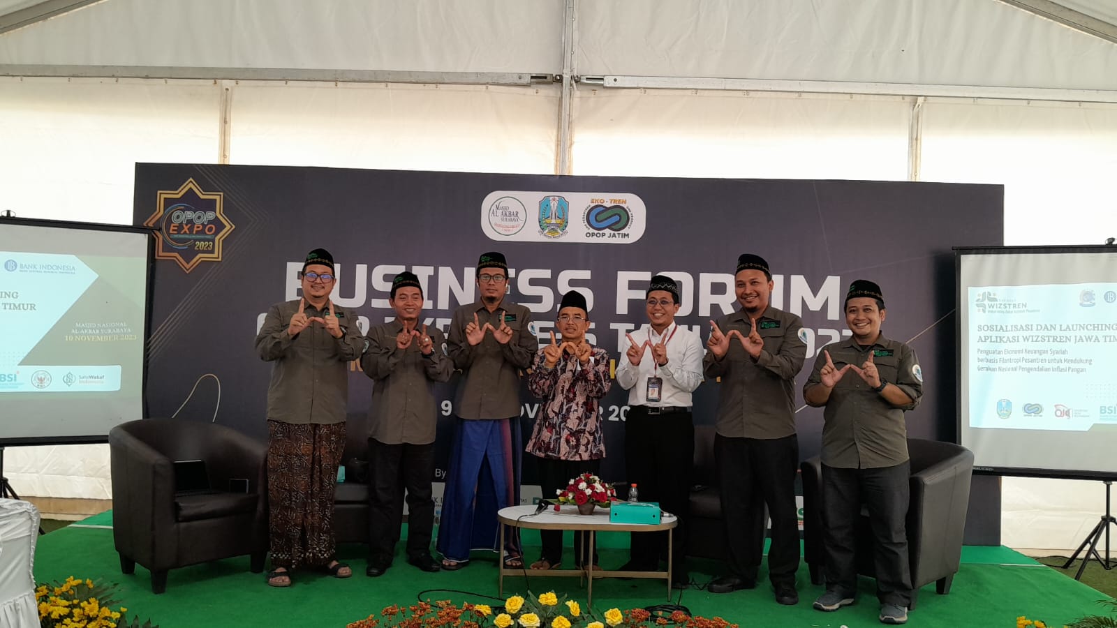  Ketua Perwakilan Badan Waqaf Provinsi Jawa Timur Jeje Abdul Rojak (tengah) saat sesi foto bersama dalam agenda peluncuran aplikasi Wizstren. (Foto: Kominfo Jatim)