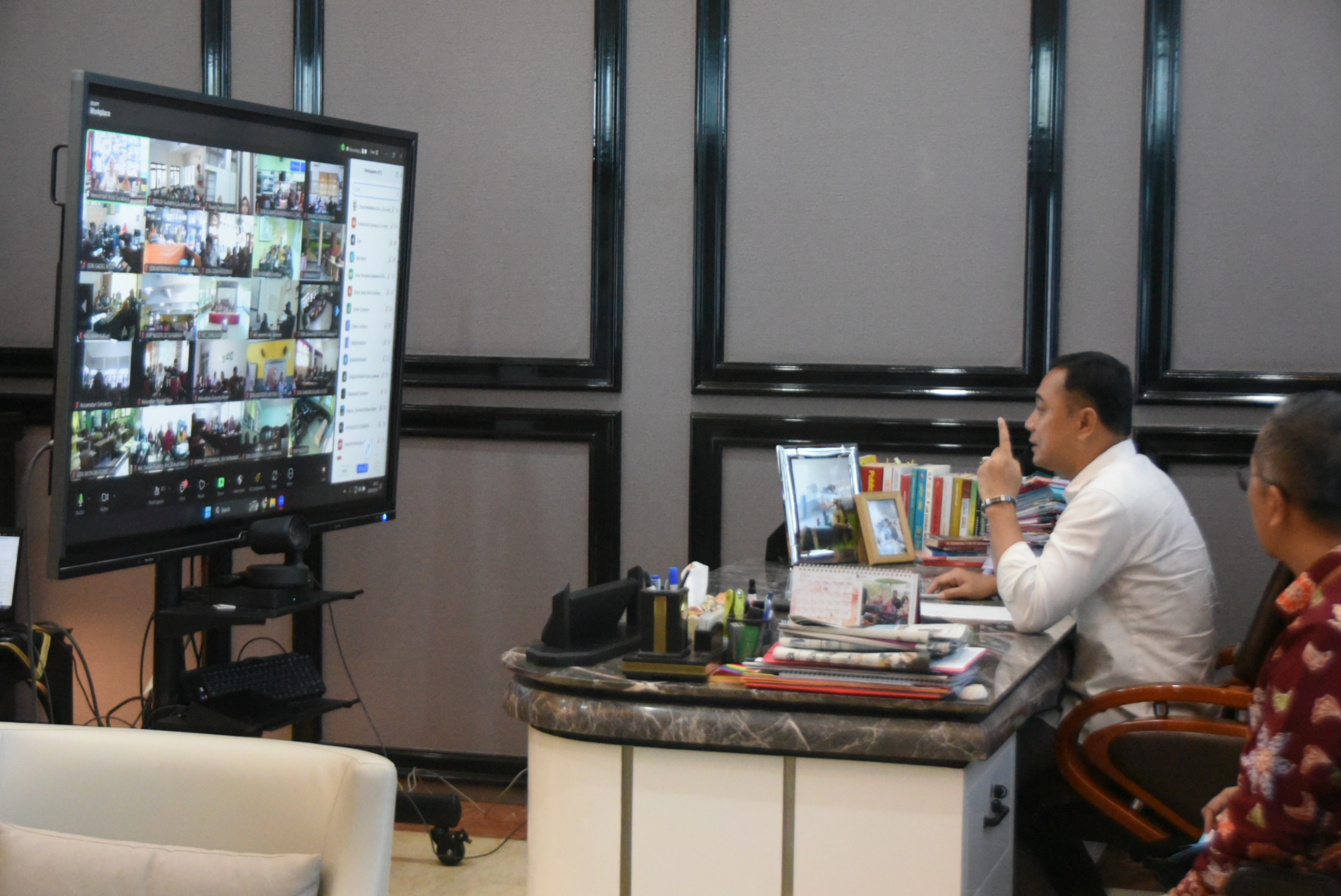 Wali Kota Surabaya Eri Cahyadi memberikan pengarahan kepada seluruh Aparatur Sipil Negara (ASN) di lingkungan Pemerintah Kota (Pemkot) Surabaya secara virtual