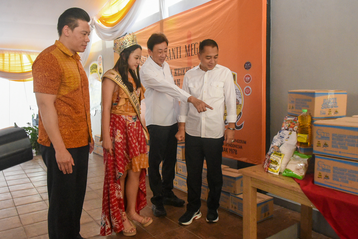 Wali Kota Surabaya Eri Cahyadi menerima bantuan paket sembako dari PT Susanti Megah Surabaya 