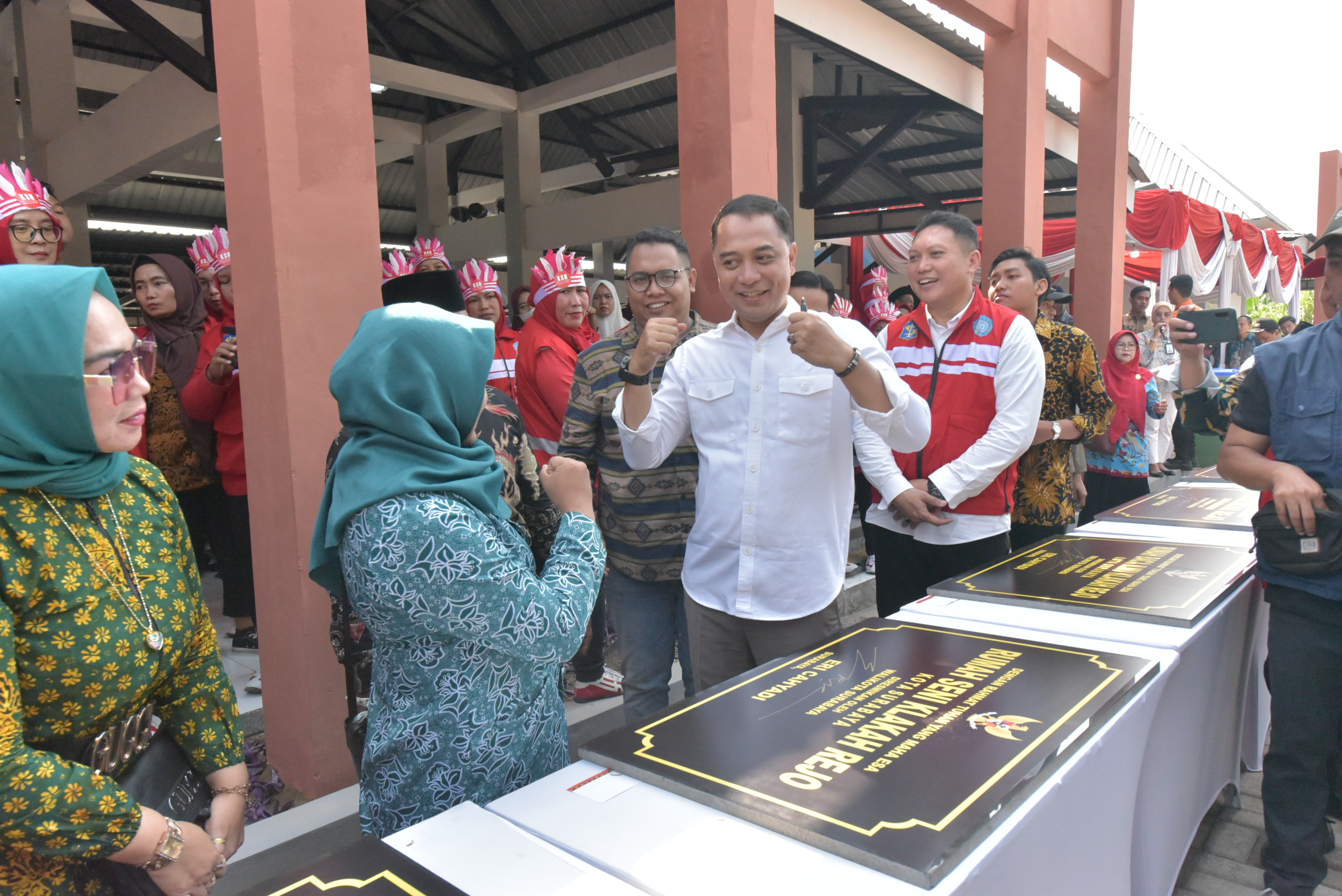 Wali Kota Surabaya Eri Cahyadi meresmikan Gedung Serbaguna dan beberapa fasilitas umum (Fasum), seperti Lapangan Badminton, Lapangan Futsal, Rumah Batik dan juga Cafe di Jalan Klakah Rejo RW IX, Jumat (26/7/2024)
