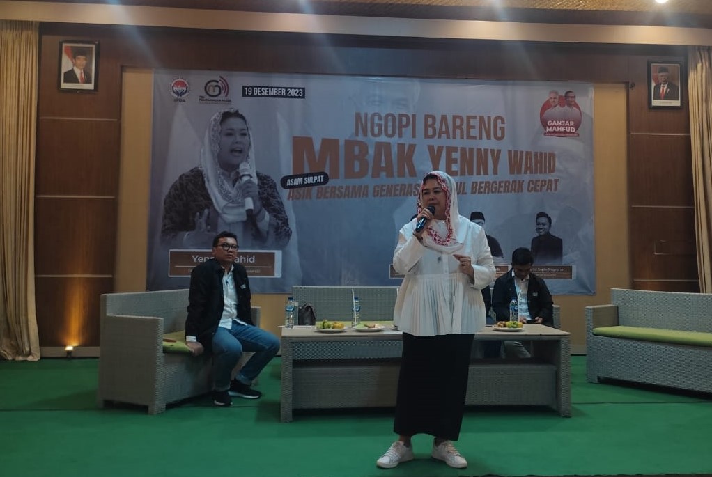 Dewan Pembina Tim Pemenangan Nasional Ganjar - Mahfud, Yenny Wahid bersama anak-anak milenial di Pasuruan.