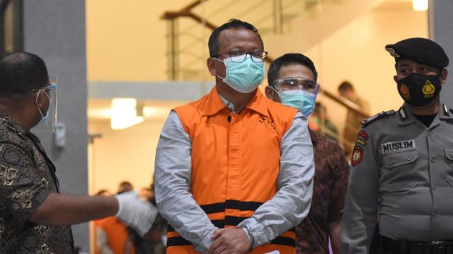 Petugas KPK menggiring Menteri Kelautan dan Perikanan Edhy Prabowo menuju tahanan.