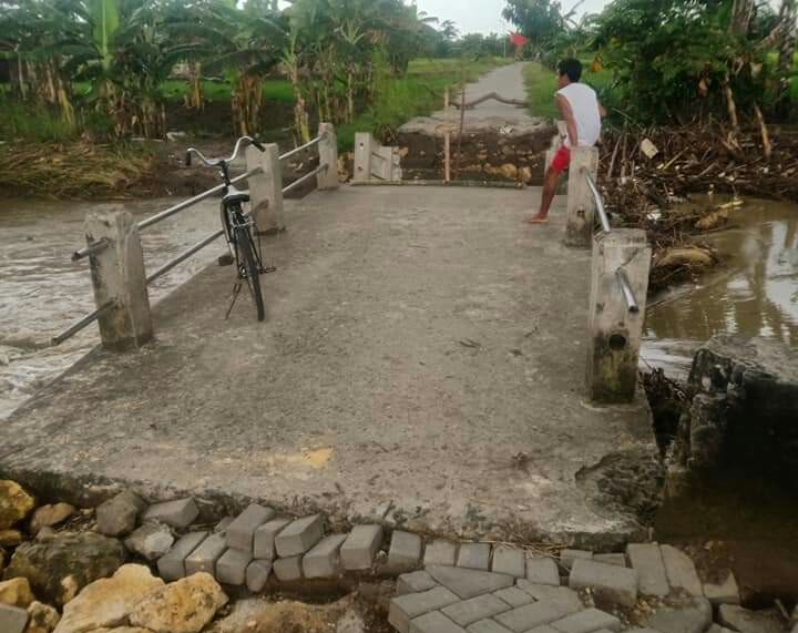 Kondisi jembatan penghubung desa Munggusoyi dan desa Wonokerto, Benjeng, Gresik yang terputus, Rabu (17/2/2021).