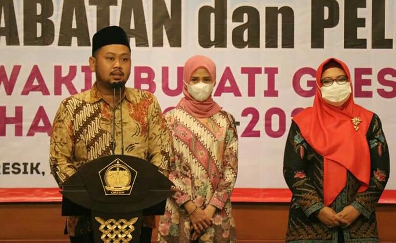 Bupati Gresik terpilih, Fandi Ahmad Yani atau Gus Yani saat memberi sambutan pada acara serahterima jabatan Plt Bupati Gresik, Rabu (17/2/2021) di kantor Pemkab Gresik. (TBK/Bacasaja.id).