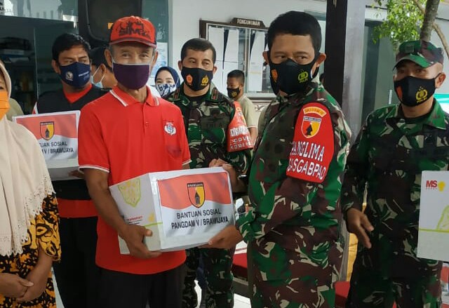 Pangdam V Brawijaya, Mayjen TNI Suharyanto saat memberi bantuan kepada warga Desa Sukorejo, Kebomas, Gresik, Jumat (19/2/2021). (TBK/Bacasaja.id). 