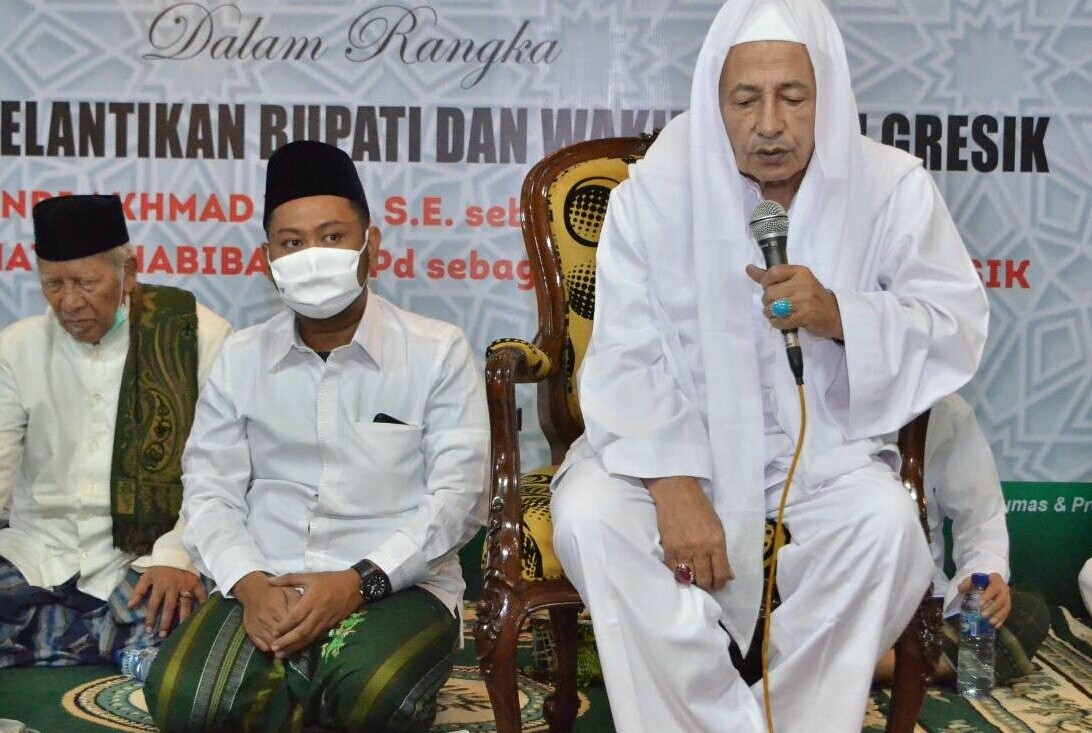 Ulama kharismatik Habib Luthfi bin Yahya sedang memberikan tausiyah di acara tasyakuran Bupati Fandi Akhmad Yani dan Wakil Bupati Gresik Aminatun Habibah di pendopo kabupaten, Sabtu (27/2/2021) malam. 