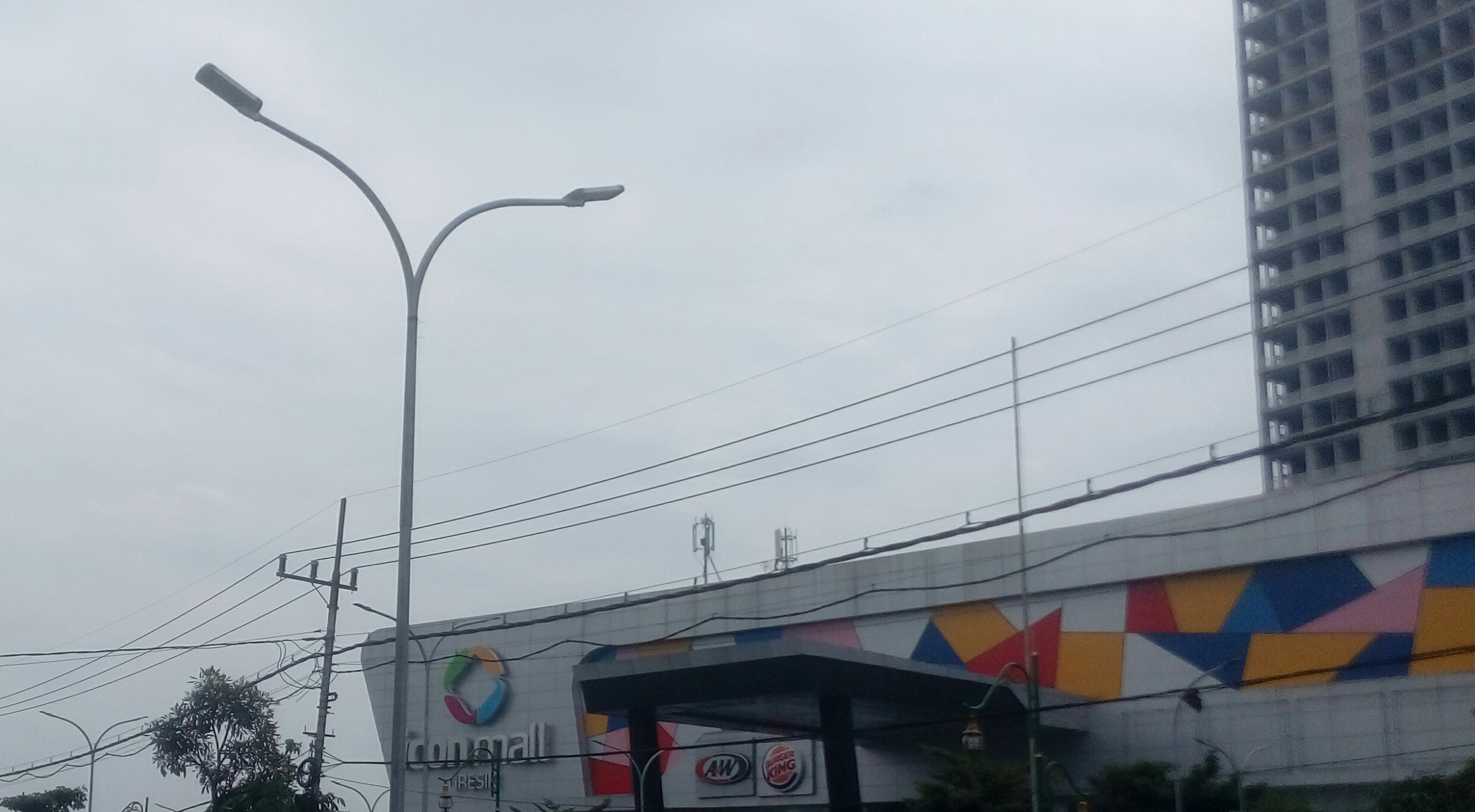 Salah satu lampu penerangan jalan yang berada di jalan Wahidin Sudirohusodo, Gresik, Kamis (4/3/2021).