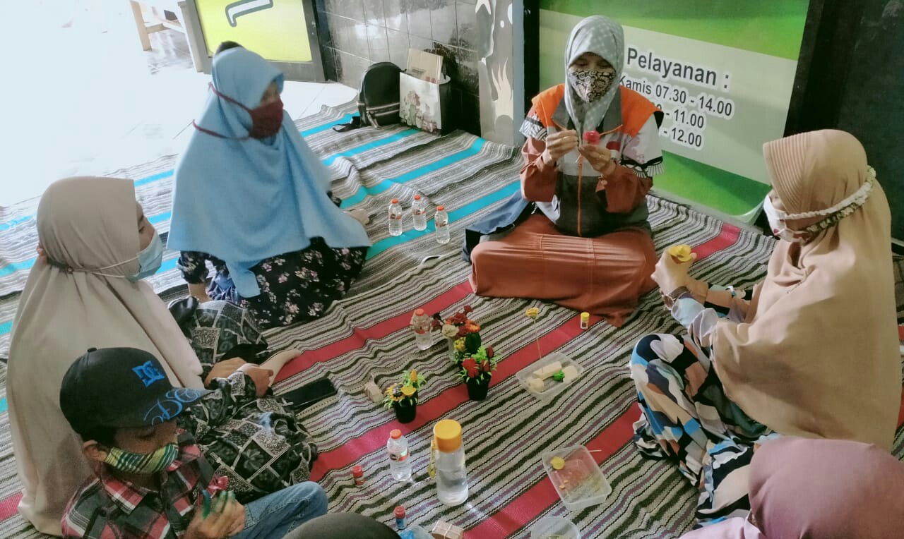 Anggota komunitas Rumah Pelangi sedang membuat kerajinan bunga dari minyak jelantah, Sabtu (06/3/2021).