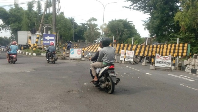  Jalan DR Wahidin Sudirohusodo, Gresik, yang masih ditutup untuk umum, Selasa (09/3/2021).