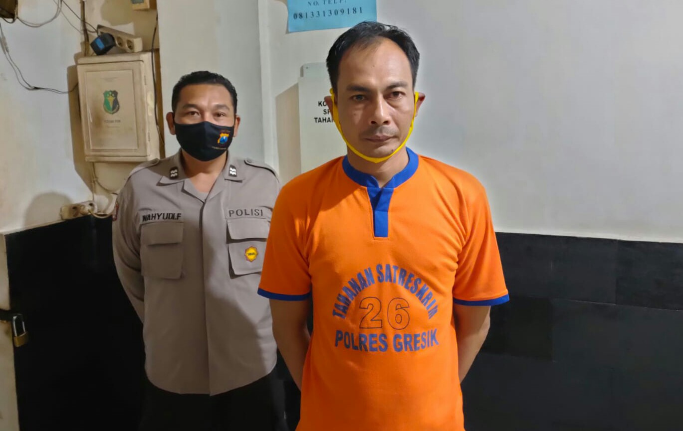 Pelaku pengedar sabu, Firman Subhan saat di tangkap Satnarkoba Polres Gresik, Senin (8/3/2021).