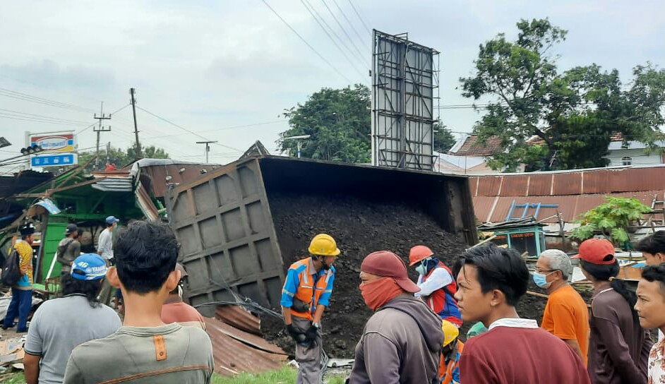 Petugas sedang melakukan olah TKP kendaraan dump truk yang menabrak warung di desa Nongkokerep, Kecamatan Bungah, Rabu (10/3/2021).
