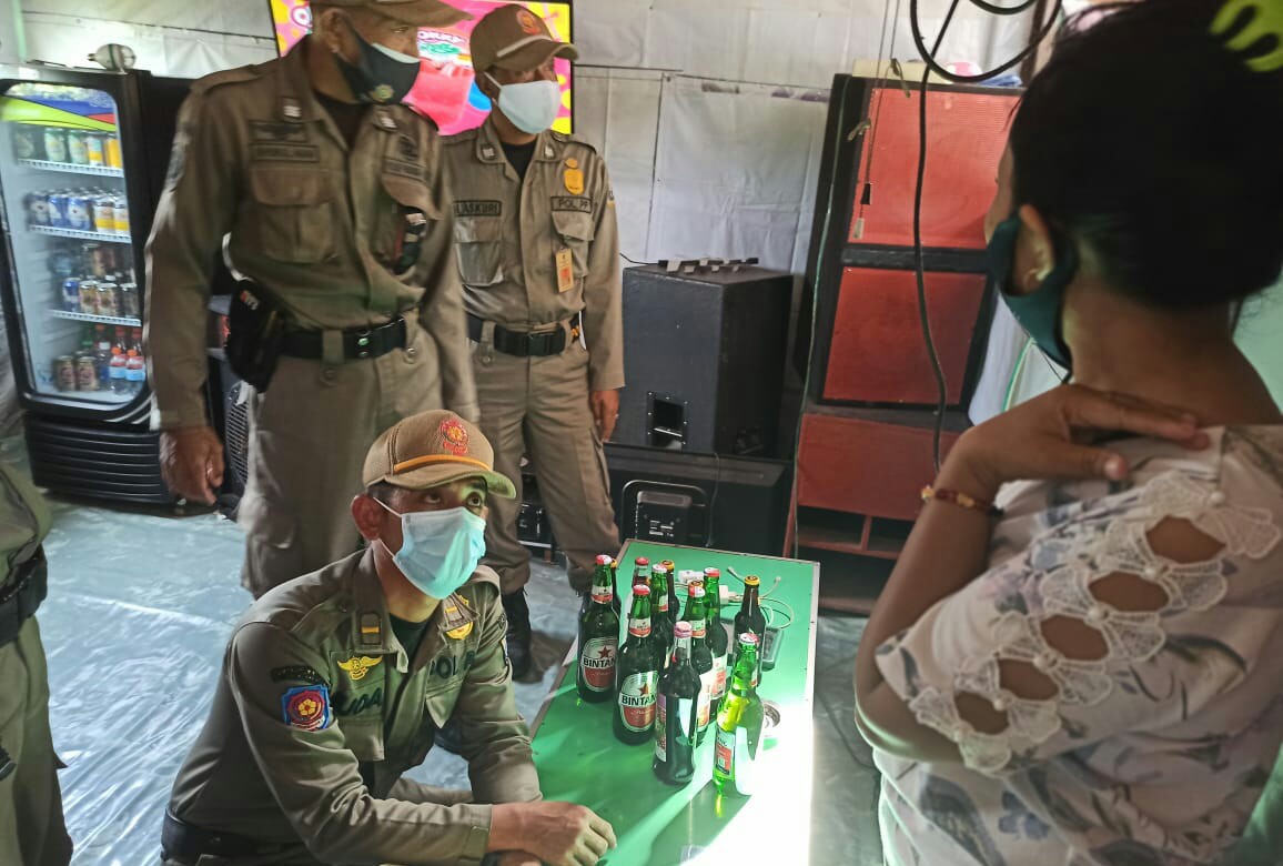 Petugas Satpol PP di salah satu warung semi kafe yang kedapatan menjual miras, Rabu (10/3/2021).