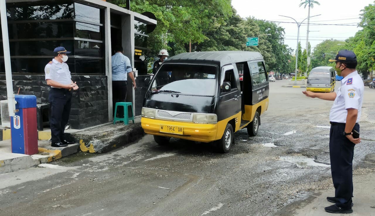 Angkutan kota atau Lyn F/G ketika akan masuk ke Pelabuhan, Rabu (10/3/2021). Dishub Gresik memberi ijin Lyn F/G masuk Stasiun dan Pelabuhan mulai 1 Maret 2021.