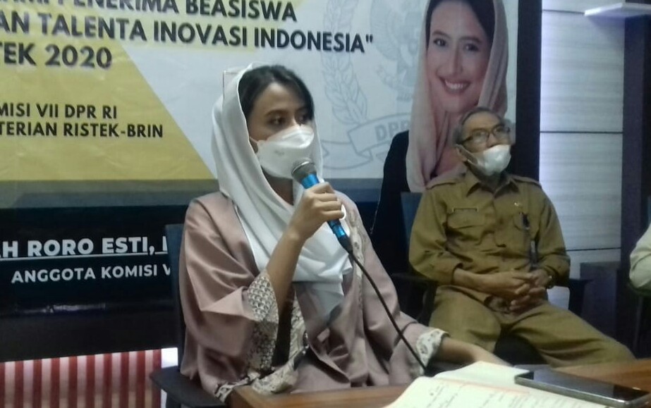 Anggota DPR RI Komisi VII bidang energi, riset dan energi, Dyah Roro Esti bersama Kadinsos Gresik Sentot Supriyohadi saat acara program beasiswa bertalenta bagi mahasiswa dari kementrian ristek di kantor Dinsos, Senin (15/3/2021).